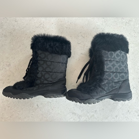 Women’s Coach signature fur boots - Picture 2 of 5